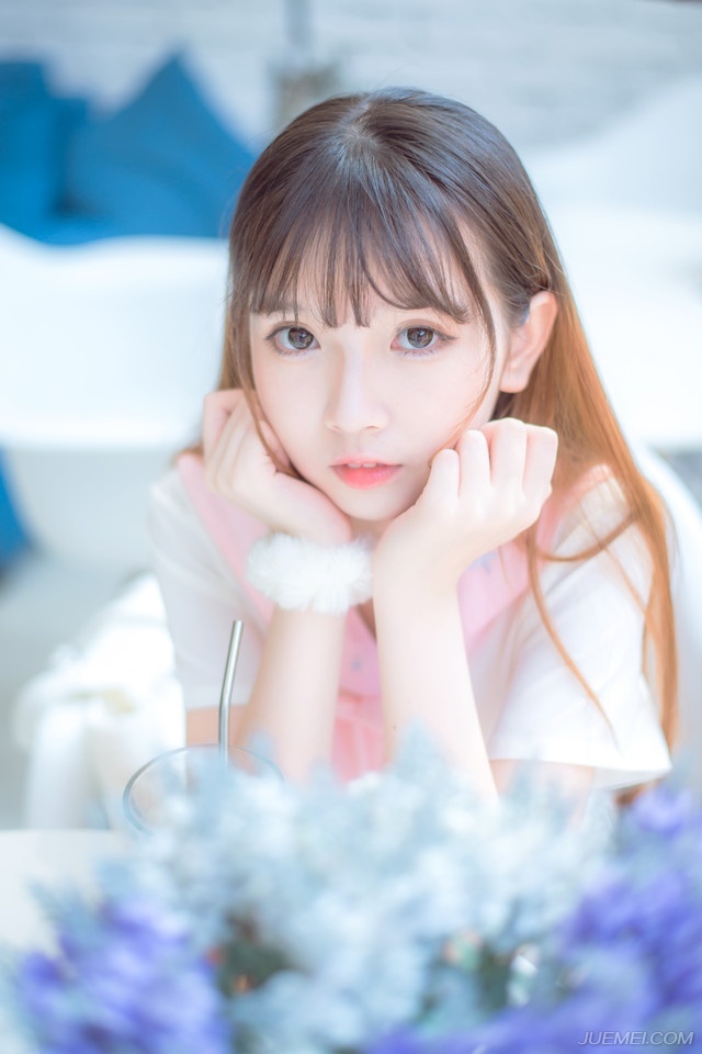 挥挥手，身后百名虎卫战士迅速停下，副统领上前，疑惑的看了虎卫统领一眼：“怎么了？”